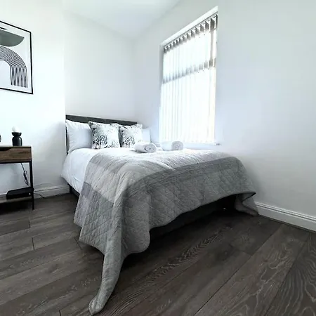 Stylish In - Free Wifi & Parking - Close To Racecourse & Centre Apartment *