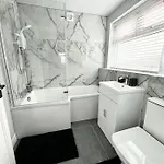 Stylish In - Free Wifi & Parking - Close To Racecourse & Centre *