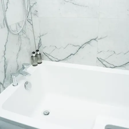 Stylish In - Free Wifi & Parking - Close To Racecourse & Centre Apartament