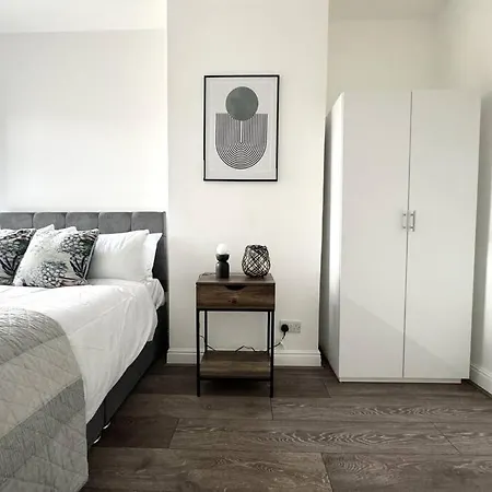 Stylish In - Free Wifi & Parking - Close To Racecourse & Centre Apartament