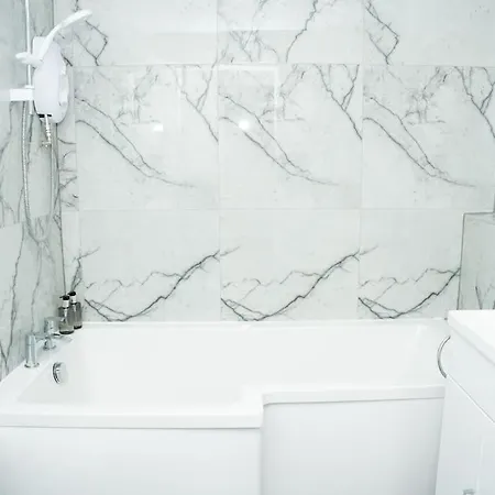 Stylish In - Free Wifi & Parking - Close To Racecourse & Centre *