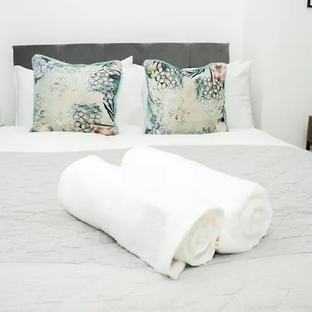 Stylish In - Free Wifi & Parking - Close To Racecourse & Centre Apartament *