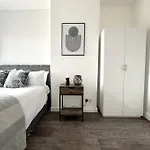 Stylish In - Free Wifi & Parking - Close To Racecourse & Centre Lejlighed